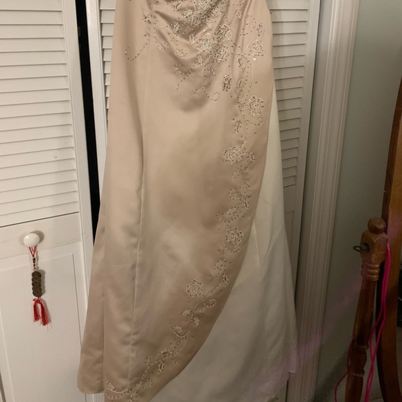 Beautiful strapless cream and white long dress - Picture 4 of 6